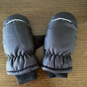 Toddler black snow/ski mittens